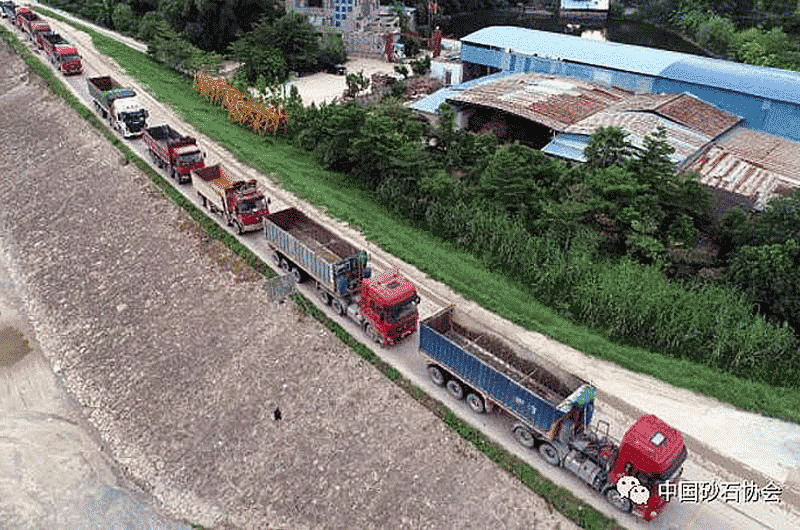 由中国砂石协会提供的排队等砂的大货车长龙