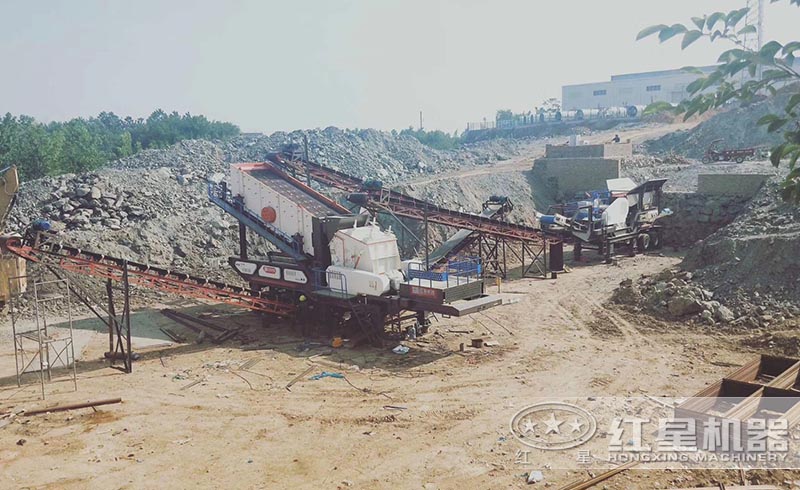 河南时产200吨的煤矸石移动式破碎现场