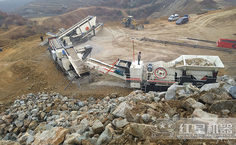 山东时产200吨山石破碎现场，多台流动式破碎机组合生产，功能强大